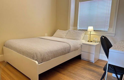Burnaby House | Vancouver Metrotown Modern Guest House
