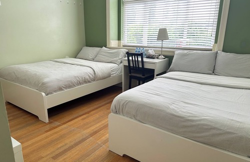 Burnaby House | Vancouver Metrotown Modern Guest House