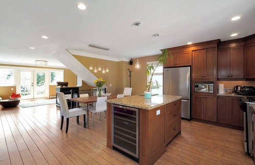 Ambleside House | Vancouver Rental Home, Family house with hot tub
