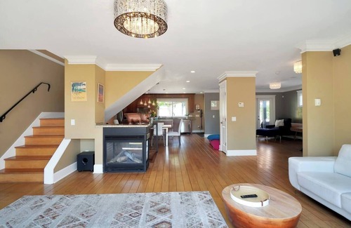 Ambleside House | Vancouver Rental Home, Family house with hot tub