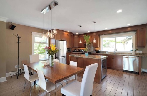 Ambleside House | Vancouver Rental Home, Family house with hot tub