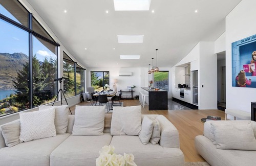 Fernhill House | Vanda Heights - Spa Pool - Spectacular Lake & Mountain Views