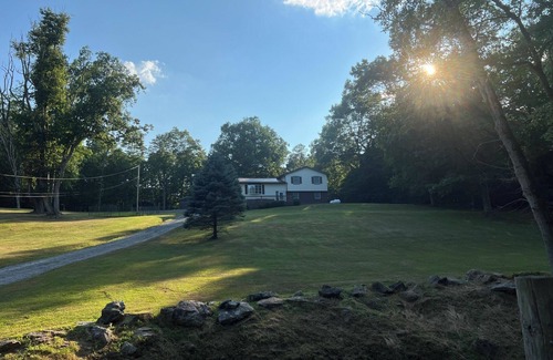 Hico House | Vandalia Retreat, 3 bedroom home situated on 10 acres of wooded privacy!