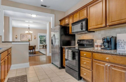 Oak Lawn House | Vandelia Retreat – Walk to Oak Lawn Shops & Dining
