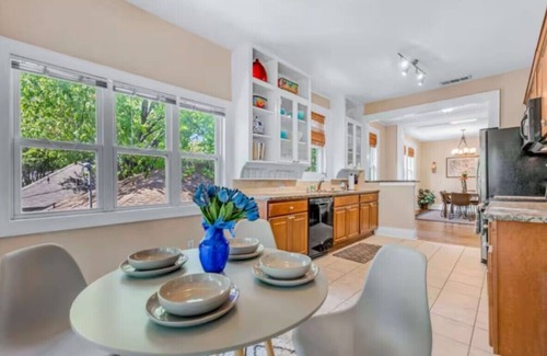Oak Lawn House | Vandelia Retreat – Walk to Oak Lawn Shops & Dining
