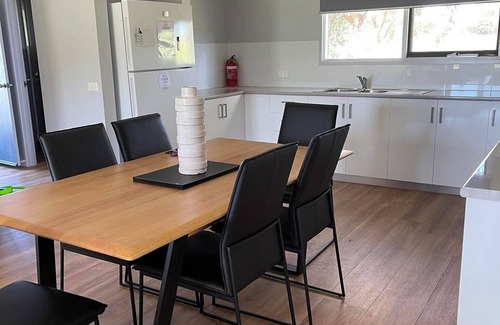 Portarlington House | Vannora Six - cute beach bungalows located a short stroll to the beach