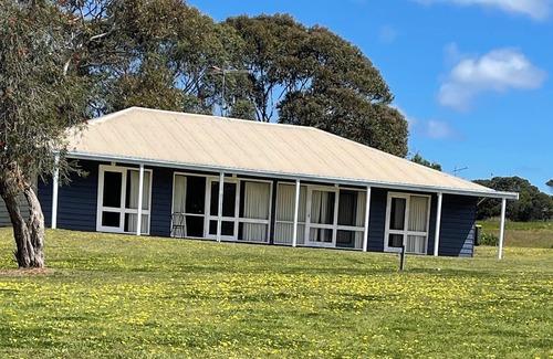 Portarlington House | Vannora Six - cute beach bungalows located a short stroll to the beach