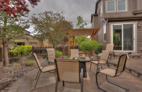 Southern Crossing House | Vantage Point 3 Bedroom Townhouse by RedAwning