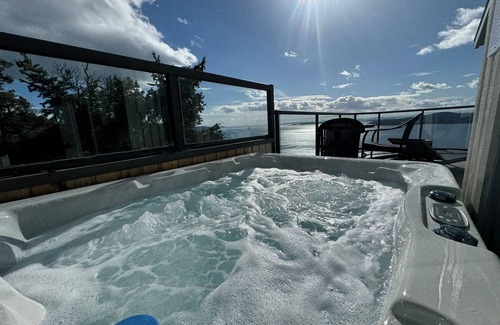 Pender Island House | Vantage Suites- Ocean Front with private Hot tub