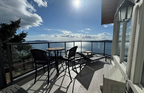 Pender Island House | Vantage Suites- Ocean Front with private Hot tub