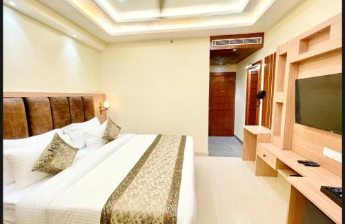 Kakarmatha Hotel | VARANASI HOTEL MANTVA PALACE Near Kashi Vishwanath Temple - A Luxuary Hotel In Varanasi
