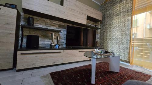Downtown Apartment | VARESE PRIME - Stylish Apartment, Air Conditioning, 2 Baths, 2 Covered Parking, City Centre