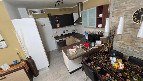Downtown Apartment | VARESE PRIME - Stylish Apartment, Air Conditioning, 2 Baths, 2 Covered Parking, City Centre