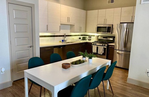 Woodlake - Briar Meadow Apartment | Vargos Longterm Gym pool 2B2B King fully equipped
