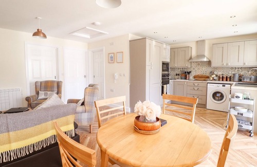 Newtown House | VARLEY VILLA, pet friendly, character holiday cottage in Newtown