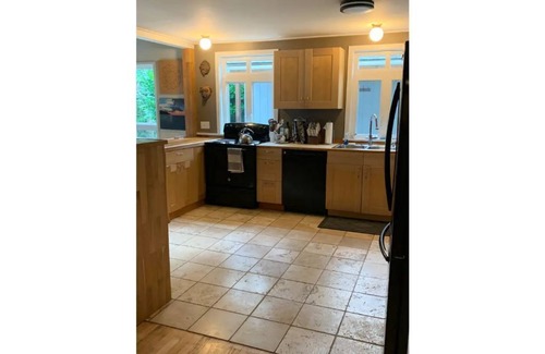 South Colby House | Vashon Retreat , AC unit, walk to Ferry!