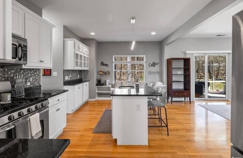 Monroe House | Vast and Stunning 5BR House w Pool