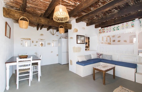 Menetai Cottage | Vatha Traditional Cottage with a View