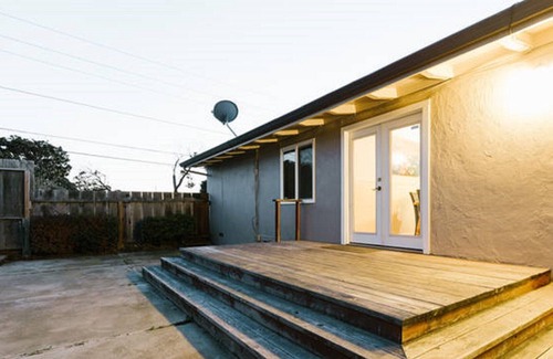 Mescal Corridor NW House | Vaulted ceilings and hardwood floors and a king bed in every room