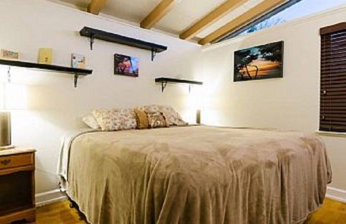 Mescal Corridor NW House | Vaulted ceilings and hardwood floors and a king bed in every room