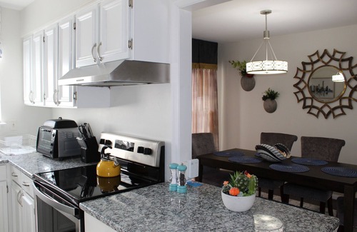 Richmond House | VCU Fenced Pet Friendly Keyless King Suite + 2 Queen Bedrooms