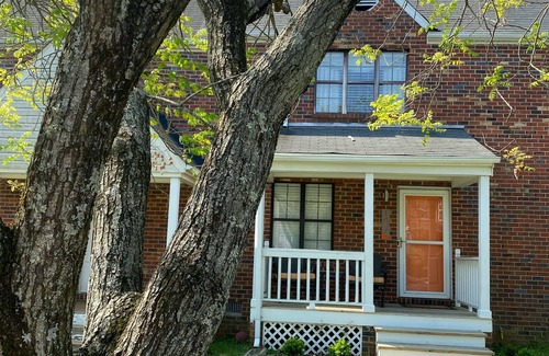 Richmond House | VCU Fenced Pet Friendly Keyless King Suite + 2 Queen Bedrooms