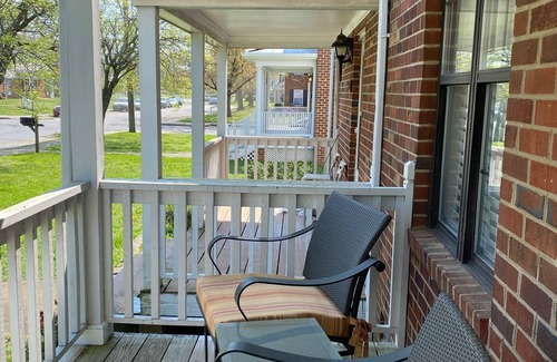 Richmond House | VCU Fenced Pet Friendly Keyless King Suite + 2 Queen Bedrooms