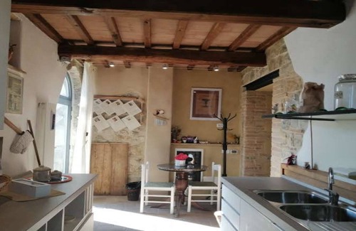 Montenero House | Vecchio Casale Quercetino: Tuscany Vacation rentals 7pl countryside, park, pool