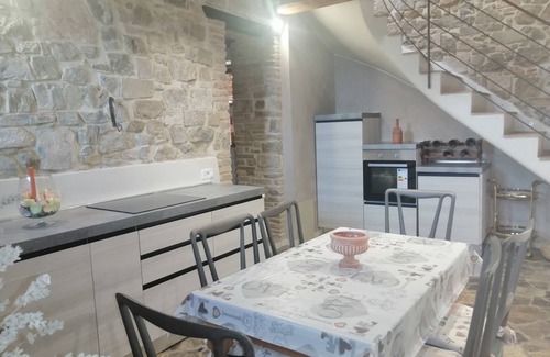 Montenero House | Vecchio Casale Quercetino: Tuscany Vacation rentals 7pl countryside, park, pool