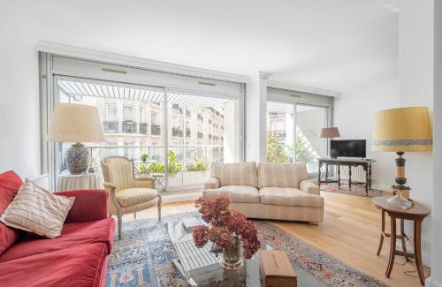 Neuilly-sur-Seine Apartment | Veeve - Refined Retro