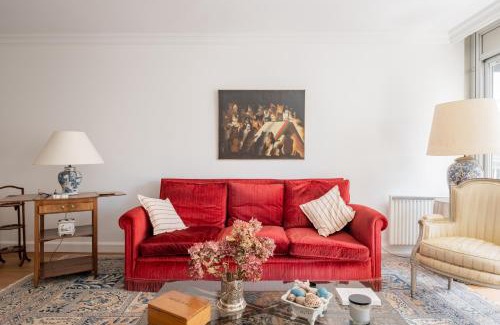 Neuilly-sur-Seine Apartment | Veeve - Refined Retro