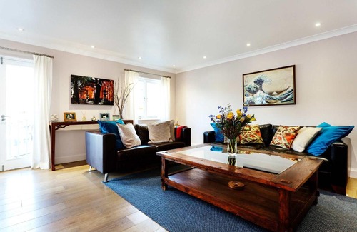 Tower Hill House | Veeve - Waterside Mews