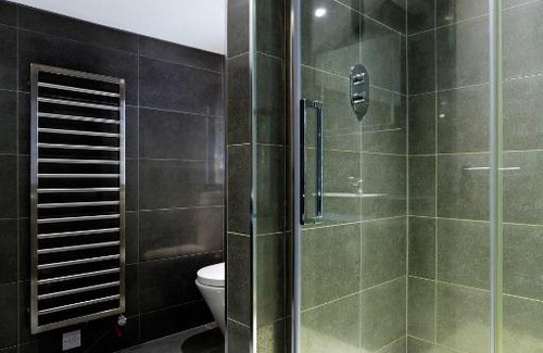 Tower Hill House | Veeve - Waterside Mews