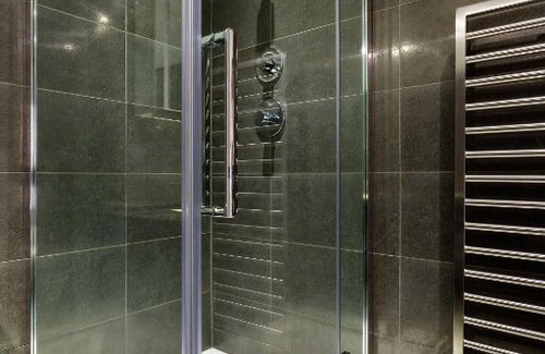 Tower Hill House | Veeve - Waterside Mews