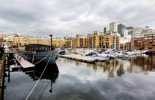 Tower Hill House | Veeve - Waterside Mews