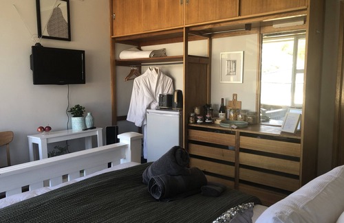 Newstead Bed & Breakfast | Vegan Home Stay- Small Queen Room w Shared Bathroom