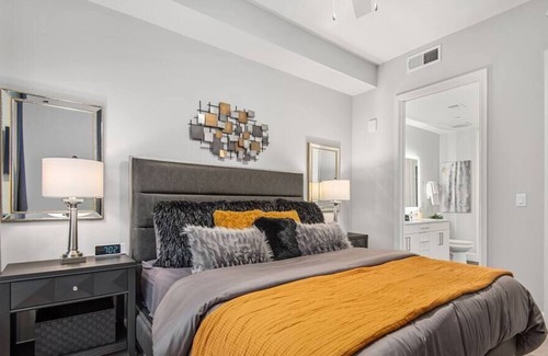 The Woodlands Apartment | Vegas Glam · 5* Lux 2 Kings, Pool, Gym, Parking