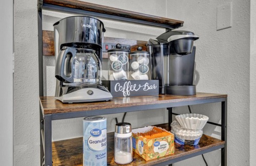 Rancho Oakey Apartment | Vegas Retreat -Single Story Pool&Hot Tub Games&BBQ