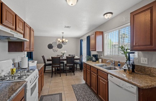 Las Vegas House | Vegas Vibes | Patio | BBQ | Foosball | Fireplace