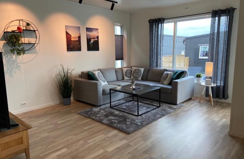 Finnsnes Apartment | Veien til Senja