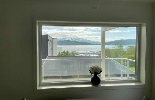 Finnsnes Apartment | Veien til Senja