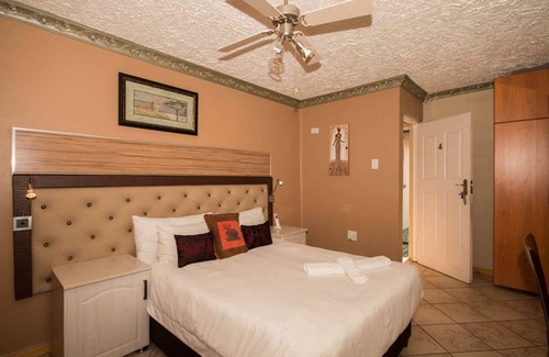 Port Elizabeth House | Vela Inn Unit 4, Algoa Park