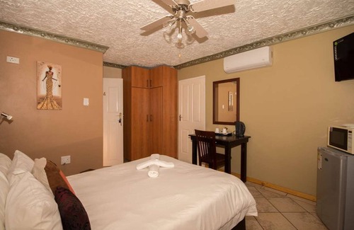 Port Elizabeth House | Vela Inn Unit 4, Algoa Park