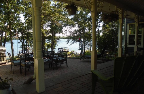 Crosslake House | VELVET SPRINGS Farmhouse on 6 Acres/300 Feet of Private Lakeshore (free pontoon