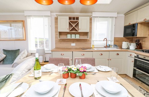 Cowes Cottage | VENDEE LODGE, pet friendly, with a garden in Cowes