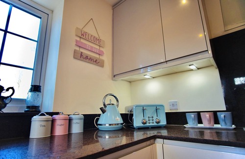 Caversham House | Venetia Luxe Cottage - 4 Bed - Near Countryside/Reading Town