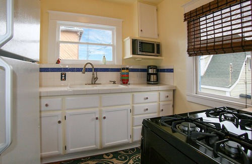 Venice Apartment | Venice Beach Garden Oasis ~ Steps to Beach, Parking, Gated Yard, BBQ, Sun Deck