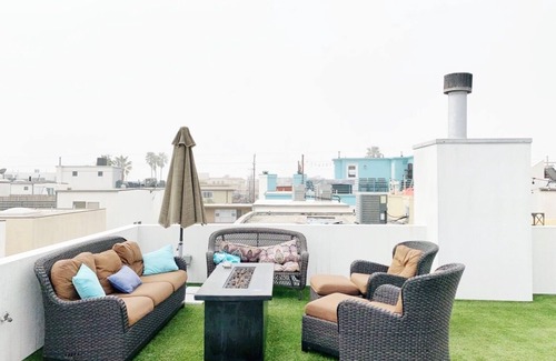 Marina Peninsula House | Venice Beach House w/Private Rooftop and Garage