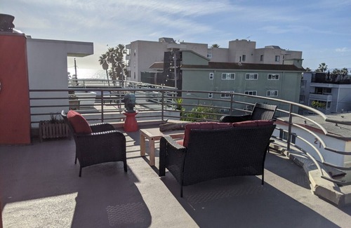 Venice House | Venice Beach's FINEST 1877SF 2BD 2BA & 2 CAR ATTACHED ENCLOSED PRIVATE GARAGE!n