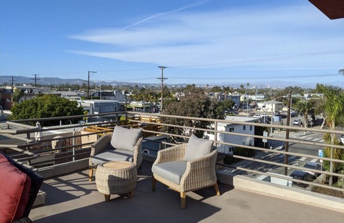 Venice House | Venice Beach's FINEST 1877SF 2BD 2BA & 2 CAR ATTACHED ENCLOSED PRIVATE GARAGE!n